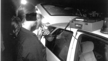 Un controllo della polizia municipale con l’etilometro (foto d’archivio)