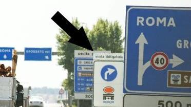 <strong>GROSSETO EST. </strong>La freccia indica il cartello che imporrebbe l’uscita obbligatoria alle autobotti <strong>FOLLONICA. </strong>La Vecchia Aurelia nella zona artigianale è già molto trafficata adesso