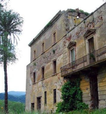 La facciata di villa Serristori a Castagneto  