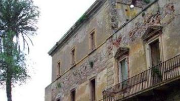 La facciata di villa Serristori a Castagneto