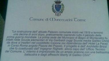 Il cartello visibile all’ingresso del Comune nel quale si legge l’errore sulle date di storia