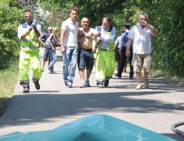 Le lacrime di Roberto Gavazzi (al centro) davanti al corpo del figlio 