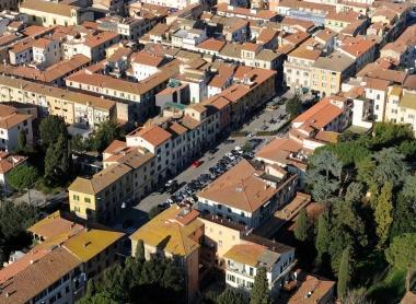 Sopra larchitetto Massimo Parrini dirigente tecnico del Comune di Pontedera; a destra una visione dallalto della citt&agrave; e un cantiere   