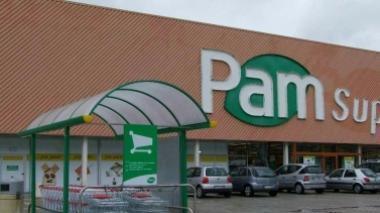 Esce dal supermarket, rapinata
