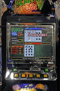 Scassinano videogiochi ma il titolare li sorprende, arrestati