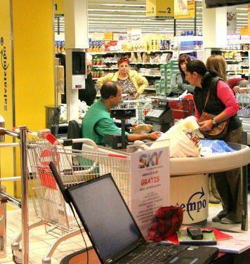 Si fa la spesa alla Coop di Rosignano Solvay 