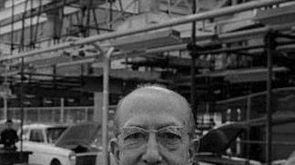 Ferdinando Innocenti nella sua azienda a Lambrate davanti a una catena di montaggio di auto
