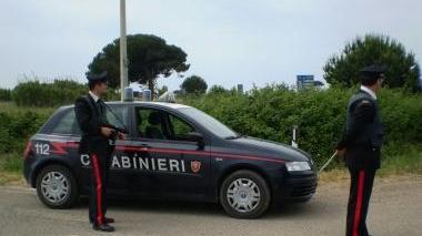 Ruba quattro borse poi scappa in spiaggia