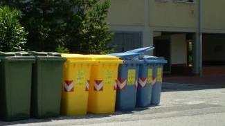 I bidoni della Geofor consegnati per il servizio della raccolta porta a porta