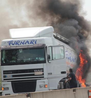 <b>IN FIAMME </b>La cisterna del camion sullAurelia (foto Enzo Russo)    