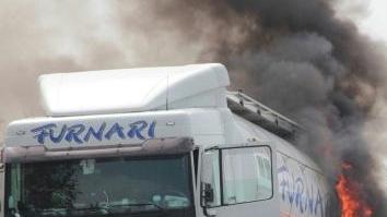 <b>IN FIAMME </b>La cisterna del camion sull’Aurelia (foto Enzo Russo)