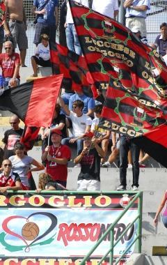 Tifosi rossoneri in gradinata (Vip) 