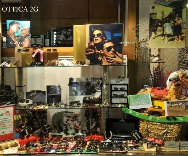 La vetrina del negozio Ottica 2G di viale Verdi 40 