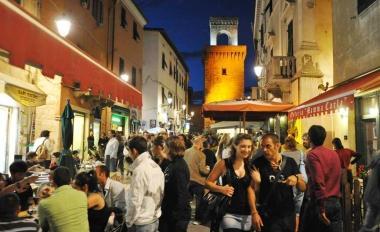 Gente passeggia in corso Vittorio Emanuele II 