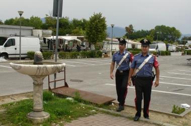 Controlli dei carabinieri al mercato  