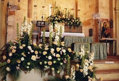 Linterno di una chiesa con bellissime composizioni realizzate da Verosimile  