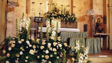L’interno di una chiesa con bellissime composizioni realizzate da “Verosimile”