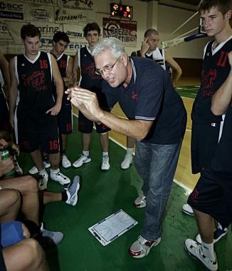 Ora &egrave; ufficiale, coach Angelucci sar&agrave; ancora il coach dei rossobl&ugrave; 