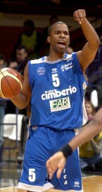 <b>DA NOVARA A UDINE.</b> Due anni a Ragusa, due a Novara, due a Casale e due a Udine per Donte Mathis, furetto che ha gestito la cabina di regia di mezza Legadue  