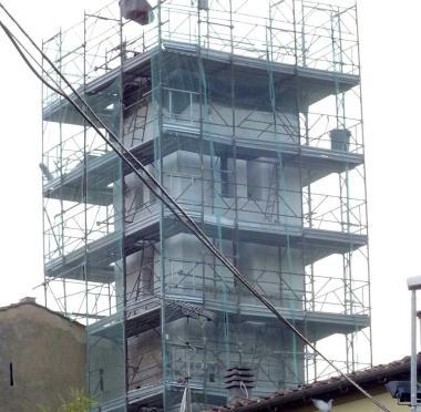 Limpalcatura che ricopre il campanile della chiesa di Filettole sono gi&agrave; stati spesi 60mila euro ma lintera opera di recupero coster&agrave; 110mila euro 