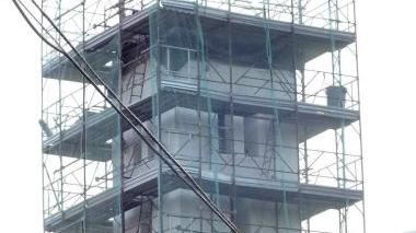L’impalcatura che ricopre il campanile della chiesa di Filettole sono già stati spesi 60mila euro ma l’intera opera di recupero costerà 110mila euro