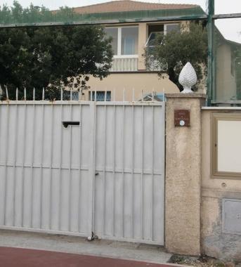 <strong>LUNGOMARE.</strong> L’entrata della villa