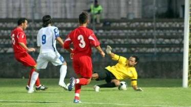 A sinistra Cori realizza il gol del primo vantaggio