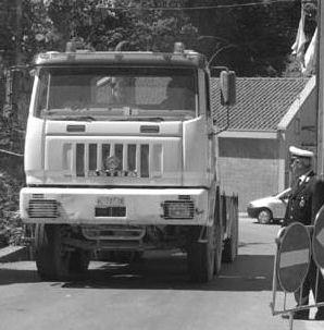 Un vigile controlla un camion del marmo     