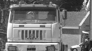 Un vigile controlla un camion del marmo