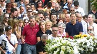 Un lungo corteo di dolore segue il feretro del giovane motociclista