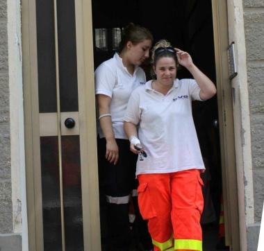 <b>I SOCCORSI. </b>Le volontarie della Svs allingresso dellabitazione in via Trieste e accanto la stanza a soqquadro dove c&egrave; la cassaforte 