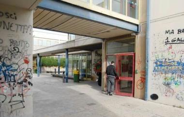 Lingresso dellIstituto per il commercio Ceccherelli 