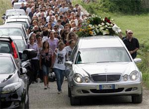 In t-shirt con la sua foto, centinaia al funerale del dj