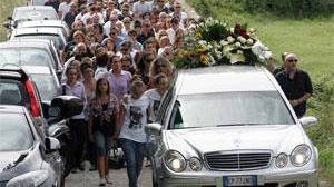 In t-shirt con la sua foto, centinaia al funerale del dj