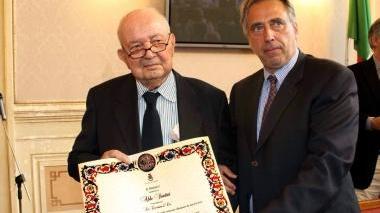 Sopra un primo piano del giornalista Aldo Santini Al centro una foto scattata il 10 giugno scorso in Comune quando il sindaco Alessandro Cosimi gli ha conferito la Livornina d’oro