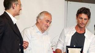 La consegna della targa a Roberto Farnesi