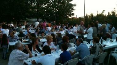 Un paese a cena a Chiesina Montalese nella serata di solidarietà a favore dell’Agrabah