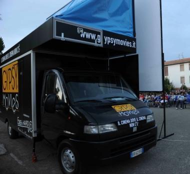 <b>GYPSY MOVIES </b>Il furgone itinerante che da stasera porta il grande cinema a Punta Ala 