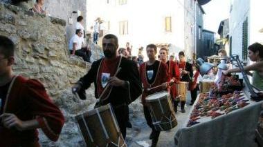 Musici, dame, osti e giullari Roccatederighi è nel Medioevo