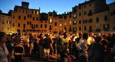 Piazza Anfiteatro suggestiva con la gente di sera 