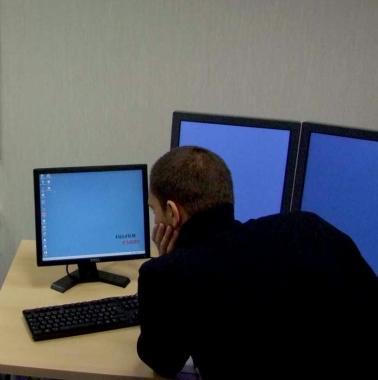 Un giovane al lavoro davanti a un computer 