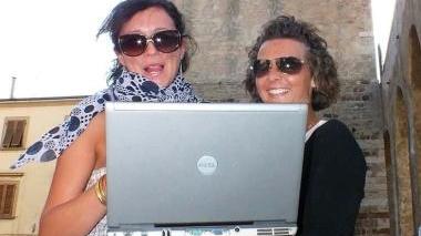 Due ragazze si connettono ad Internet con il loro pc