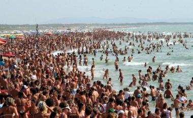 Unimmagine di spiaggia affollata di bagnanti   
