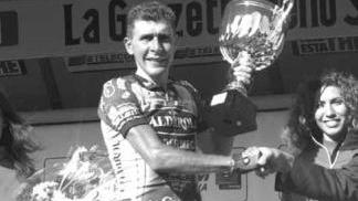 Francesco Casagrande primo sul traguardo di Abetone nel giro d’Italia 2000