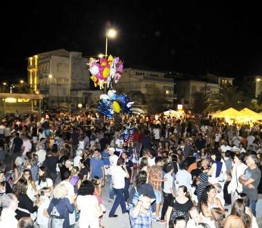 <b>DIVERTIMENTO PER TUTTI.</b> Due immagini della Notte blu in Passeggiata 