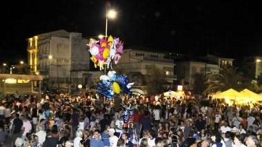 <b>DIVERTIMENTO PER TUTTI.</b> Due immagini della Notte blu in Passeggiata