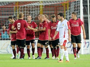 <b>LIVORNO-GUBBIO.</b> Il gol di Paulinho (sotto), la festa degli amaranto e Novellino premiato dal presidente del Perugia 