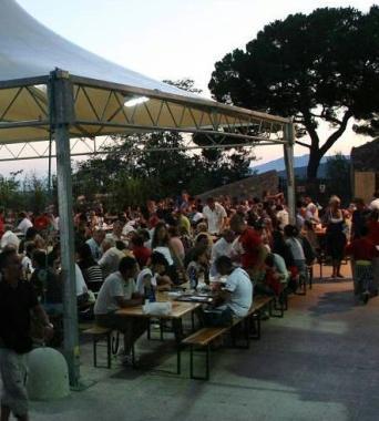 <b>A TAVOLA.</b> Alla sagra 