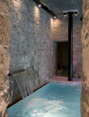 Una delle piscine termali degli stabilimenti di Porretta Terme, dove in questo periodo estivo fervono una serie di iniziative 