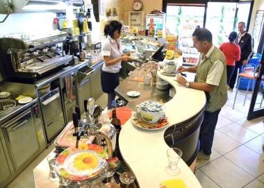 Clienti in un bar per la colazione 